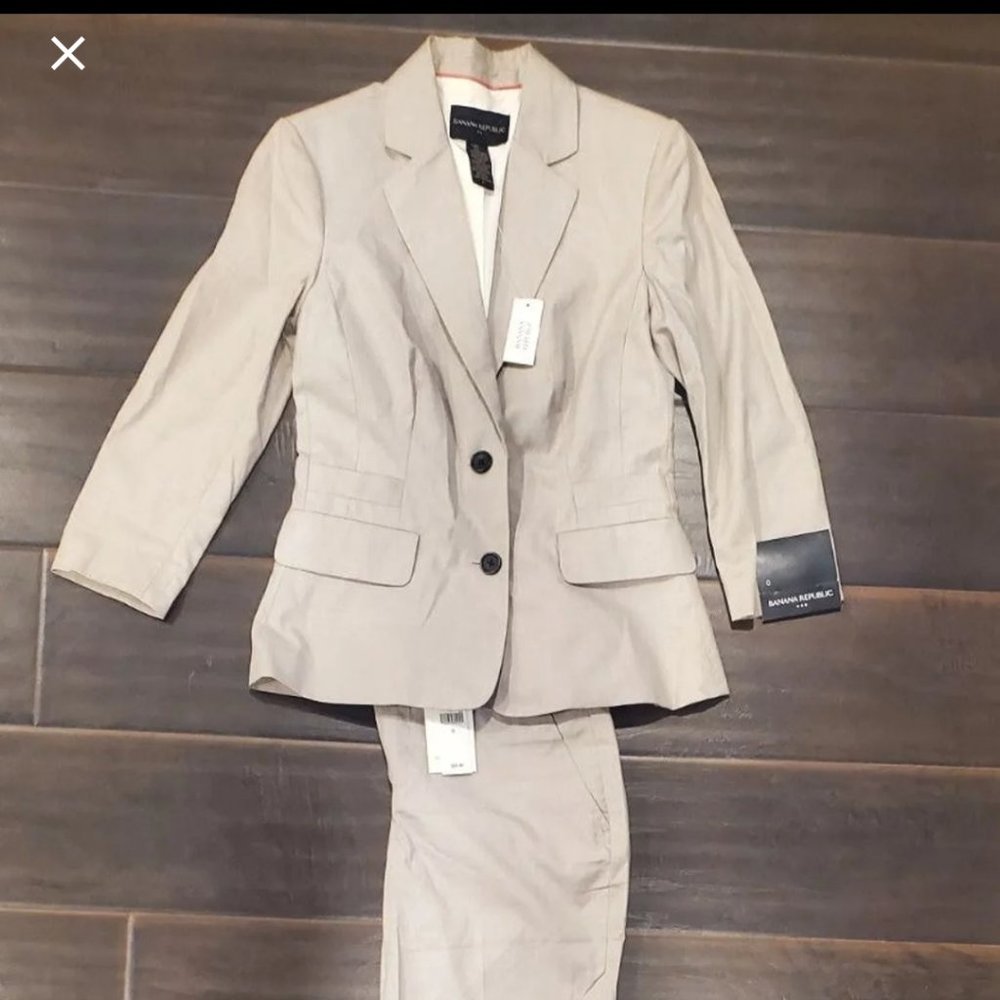 NWT~ Banana Republic, Martin Fit, Light Tan Colored Pantsuit. RETAILED FOR $140